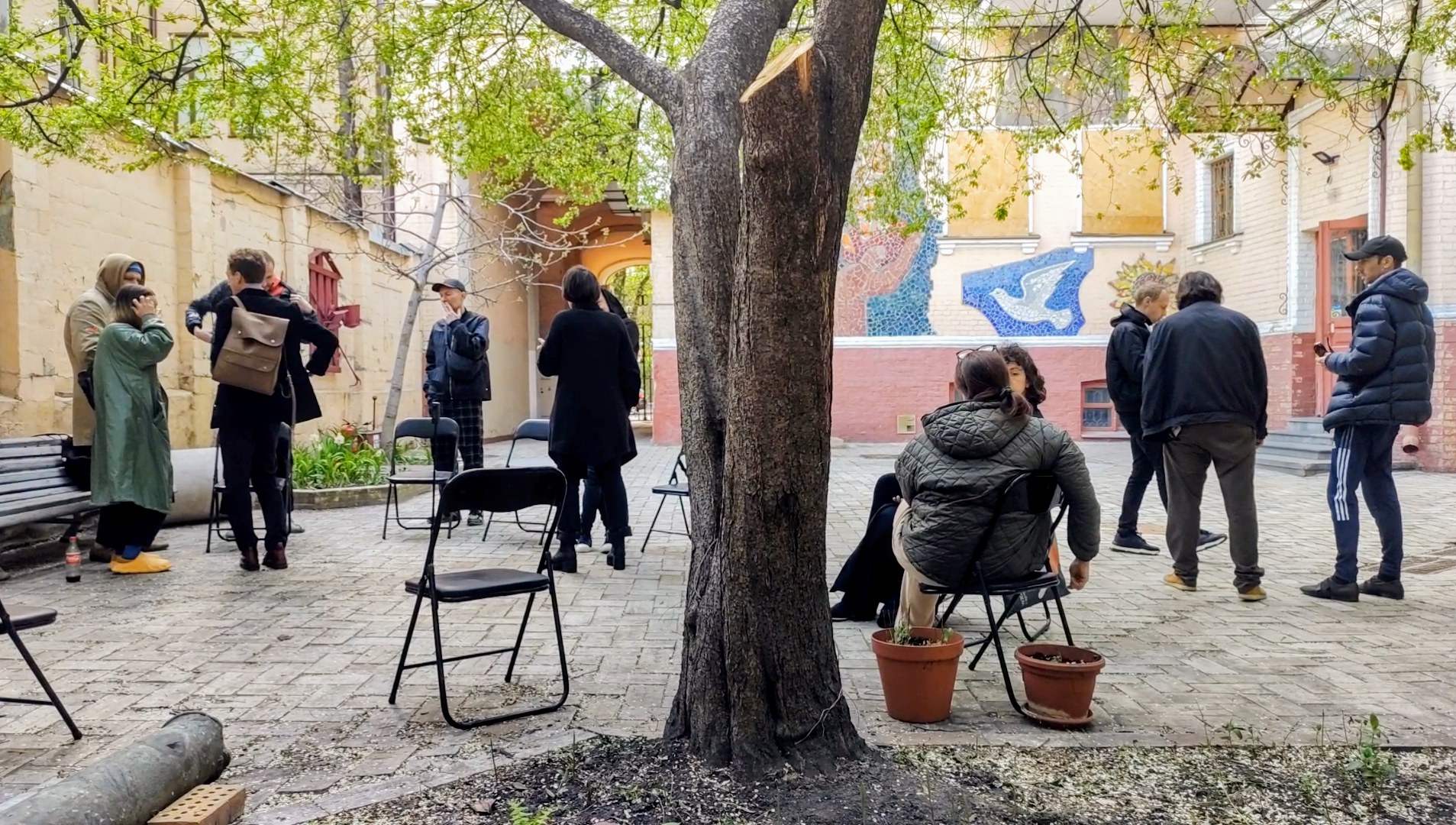 Художники у дворі